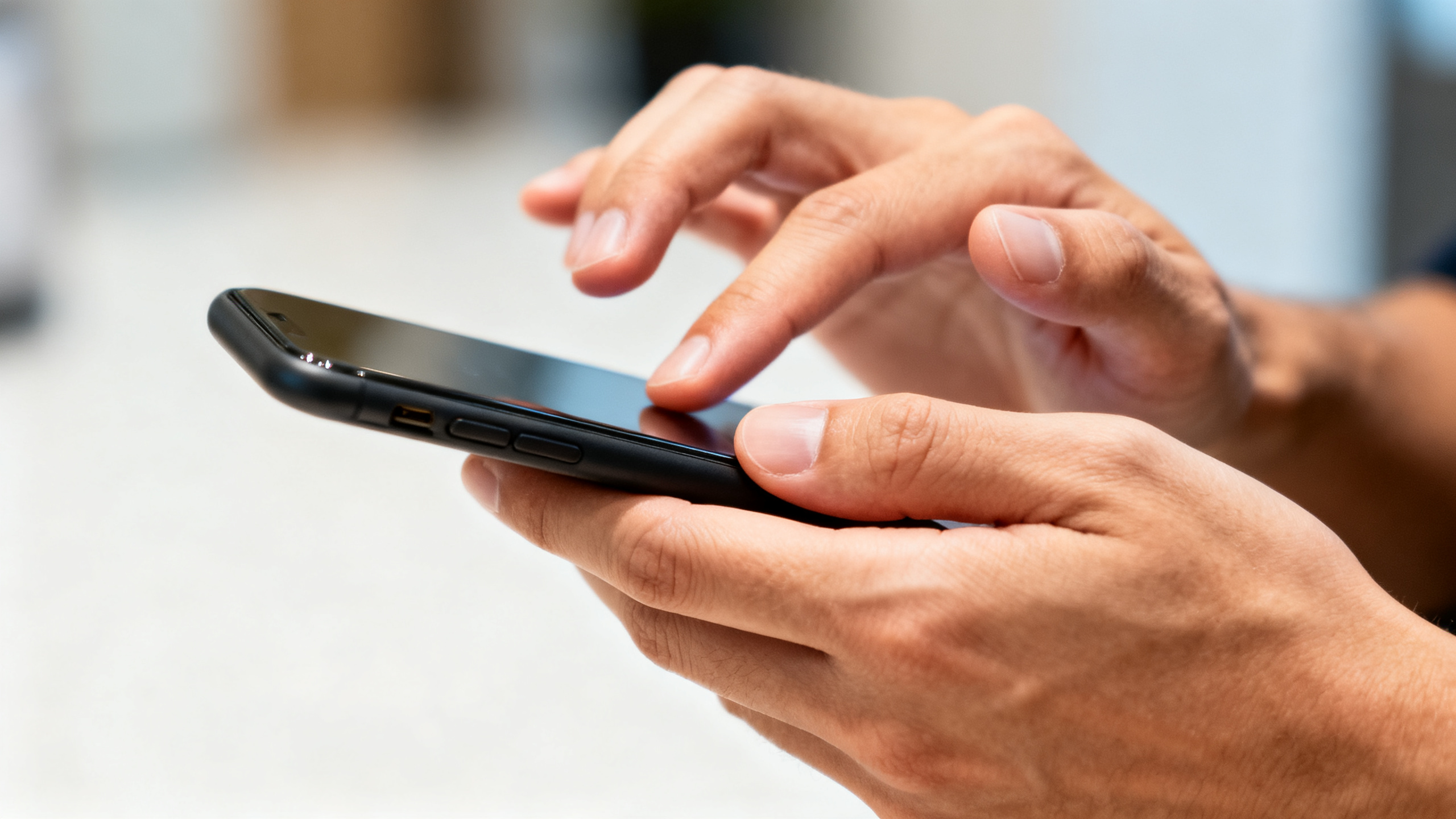 Mãos fazendo um pagamento pelo celular